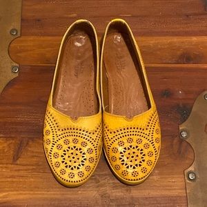 super cute Spring Step yellow flats, Size 37